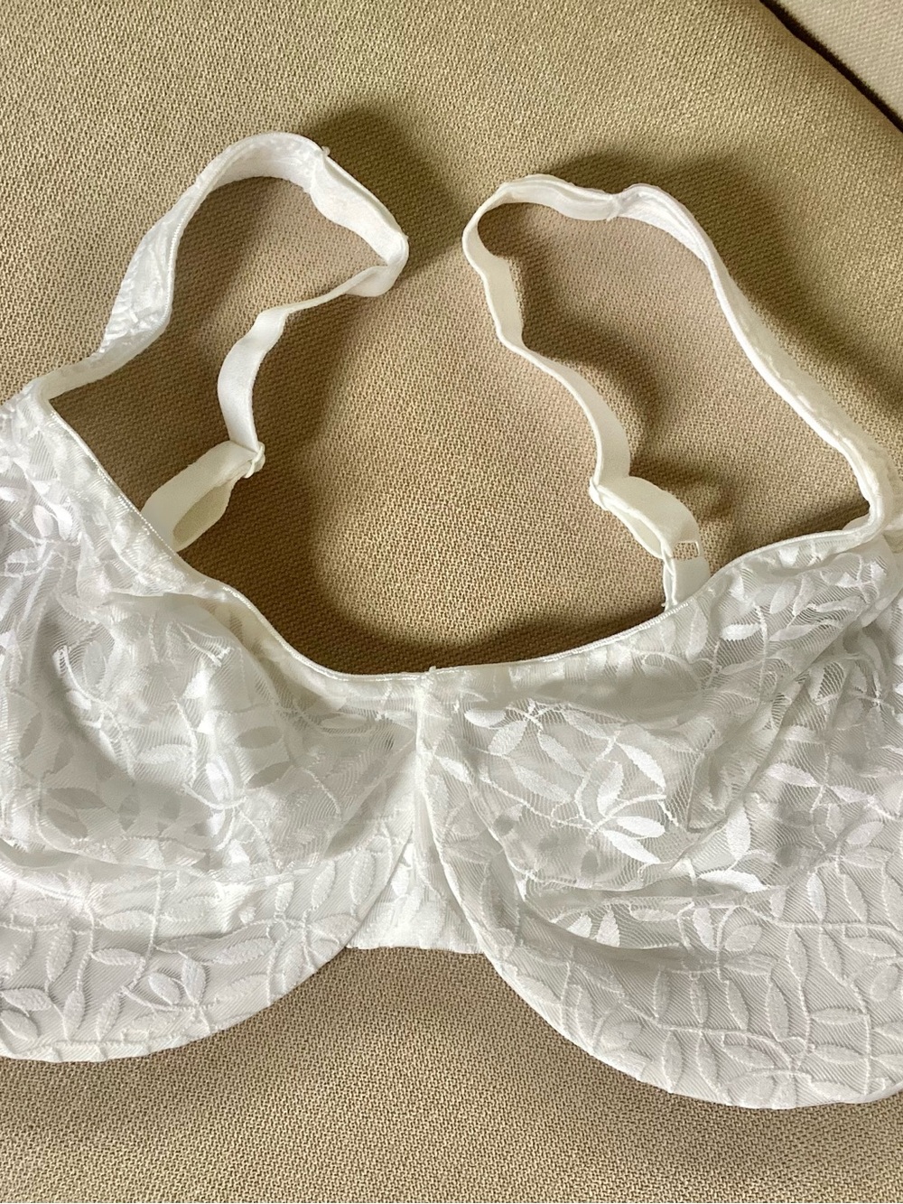 Olga White Lace Underwire Bra with Leaf Motif. Style 35519.